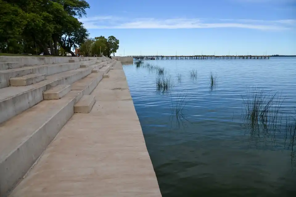 Chascomús: finalizan las obras de recuperación del histórico murallón y renace la costanera