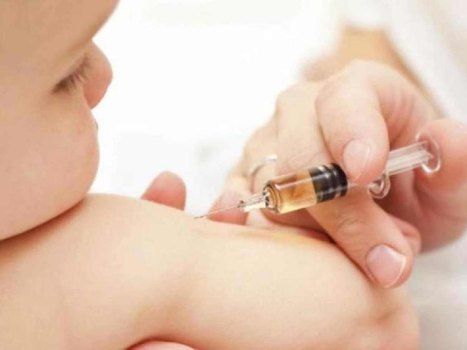 Padres reclaman por falta de la vacuna Menveo contra la meningitis