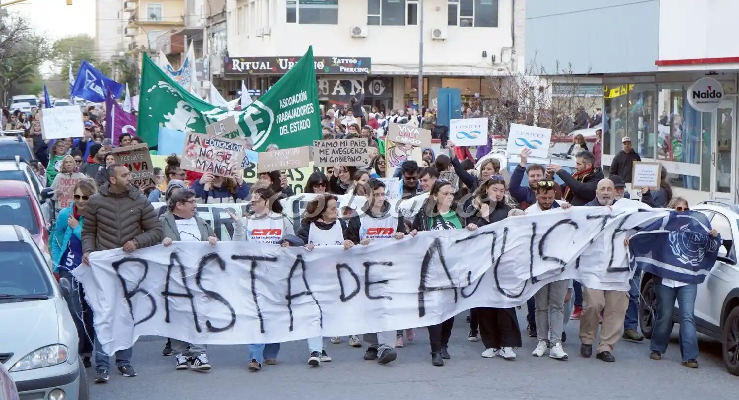 Una multitud salió a la calle en defensa de la educación pública