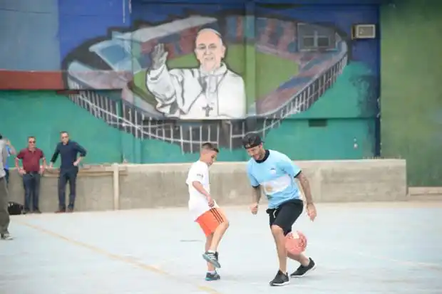 David Beckham visitó la villa 1-11-14 y jugó al fútbol con los vecinos