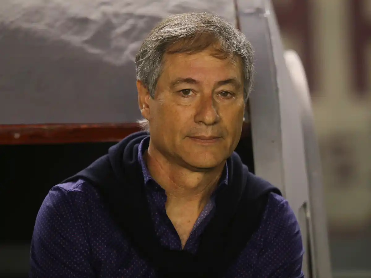Holan dio un paso al costado