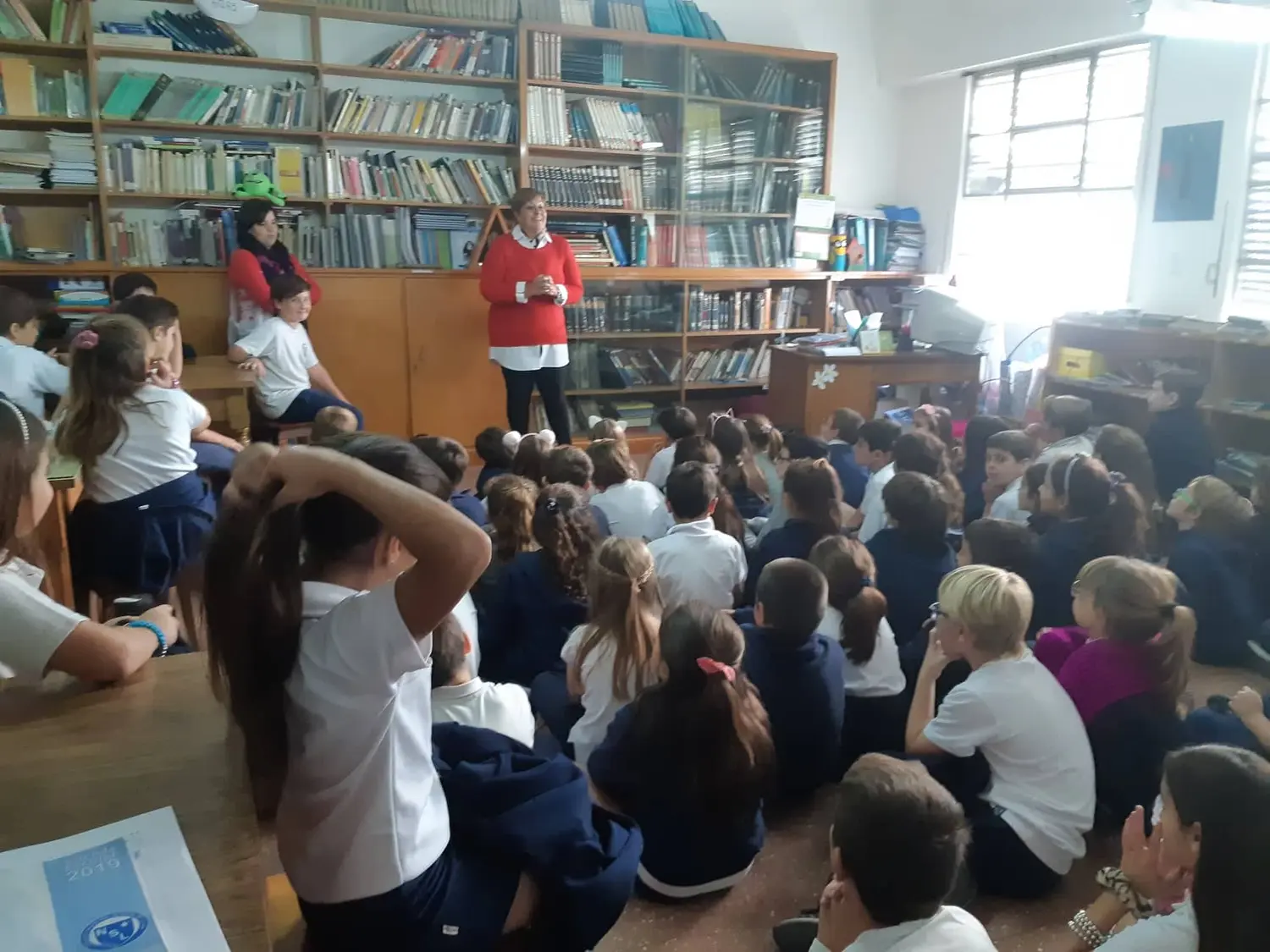 Historia de la bandera de Tres Arroyos en visita del Mulazzi a la escuela