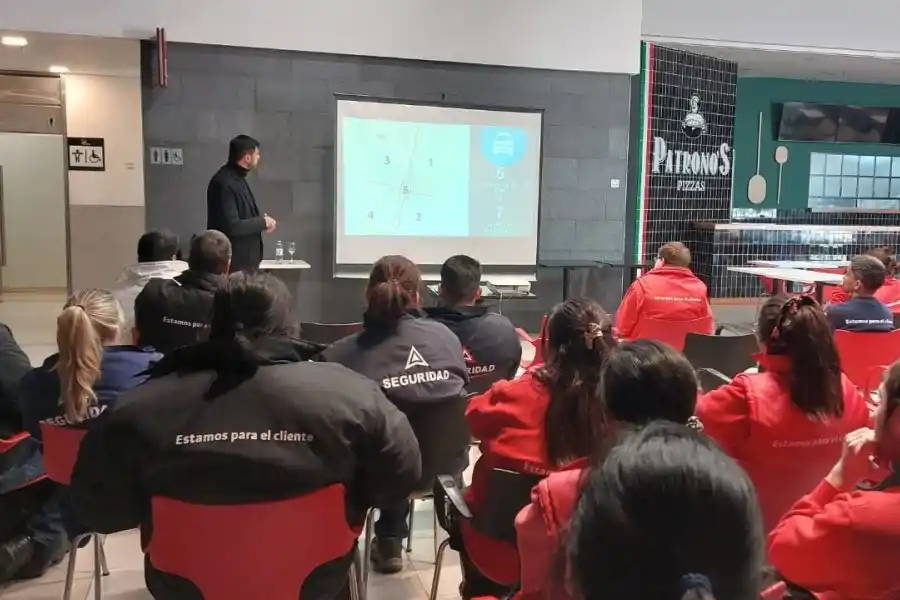 El equipo de Ojos en Alerta brindó una capacitación en el Hipermercado Libertad