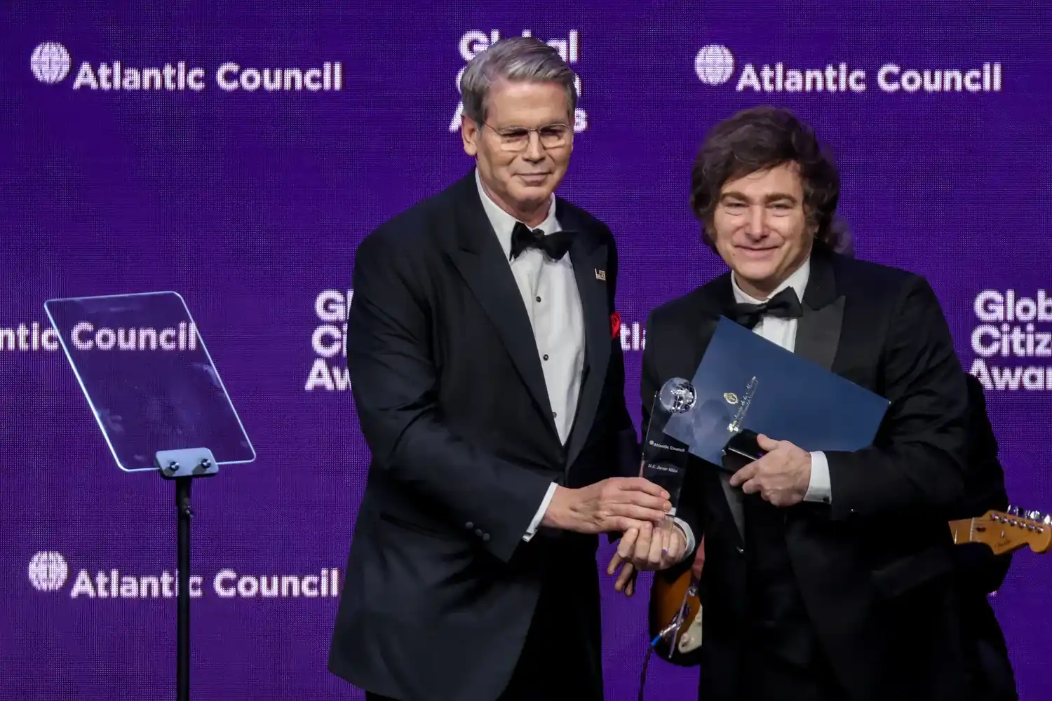 Javier Milei junto a Scott Bessent.