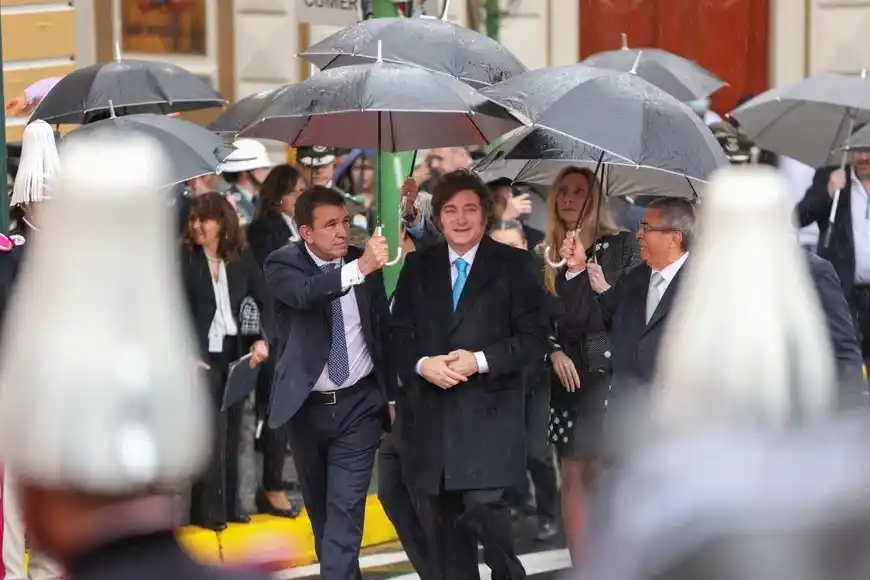 Javier Milei llega a la asunción de Rodrigo Paz