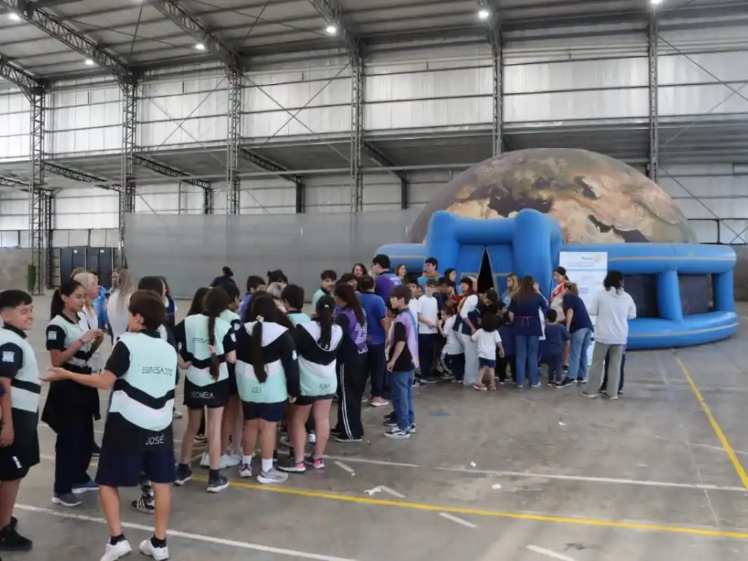 Más de 800 estudiantes vivieron una propuesta inmersiva en el Planetario Móvil