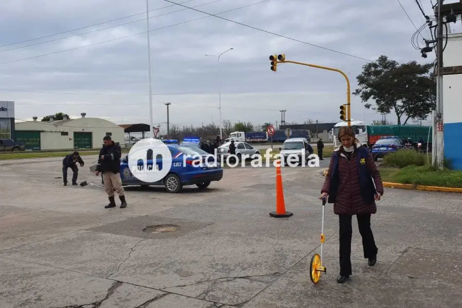 Fuerte choque entre un patrullero y una camioneta resultó únicamente en daños materiales