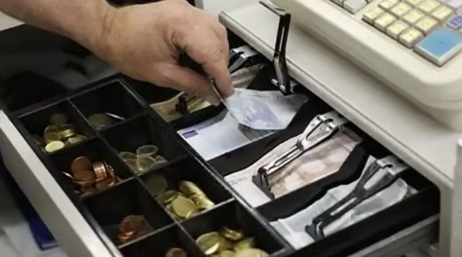 La dueña del local revisó la caja y detectó la faltante.