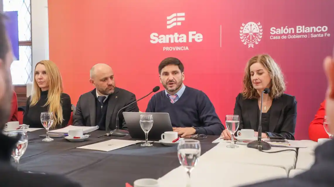 Pullaro y Puccini encabezaron una mesa de trabajo con autoridades gubernamentales, empresarios, investigadores y representantes de universidades.