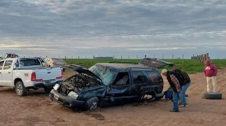 Dos heridos tras el vuelco de una camioneta en zona rural de Lazzarino