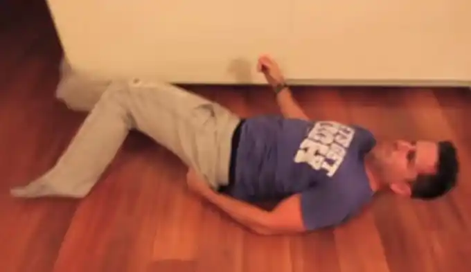 Video: Le puso gas pimienta al papel higiénico del novio