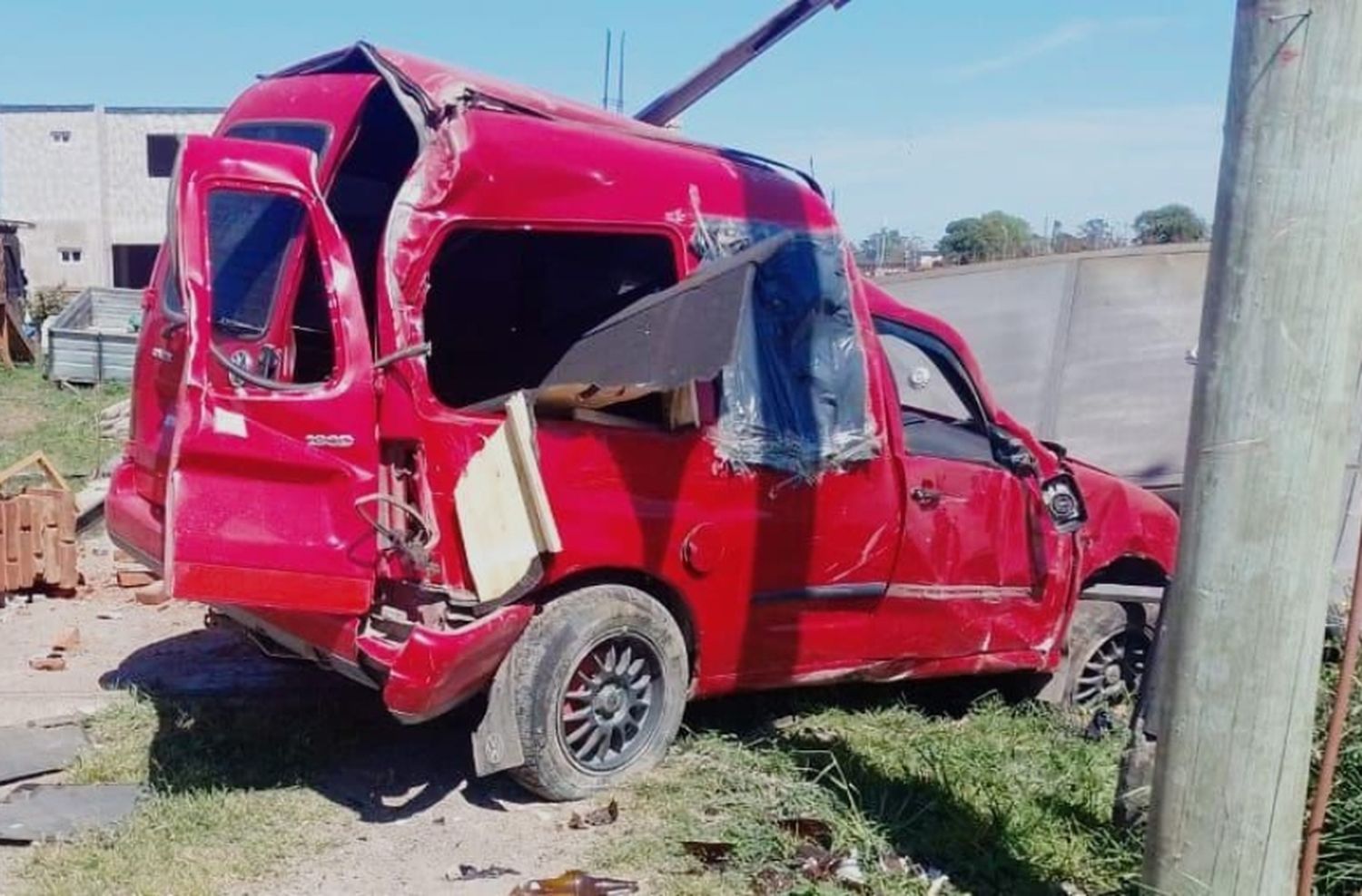 Borracho atropelló a una familia, escapó y chocó contra el paredón de una vivienda