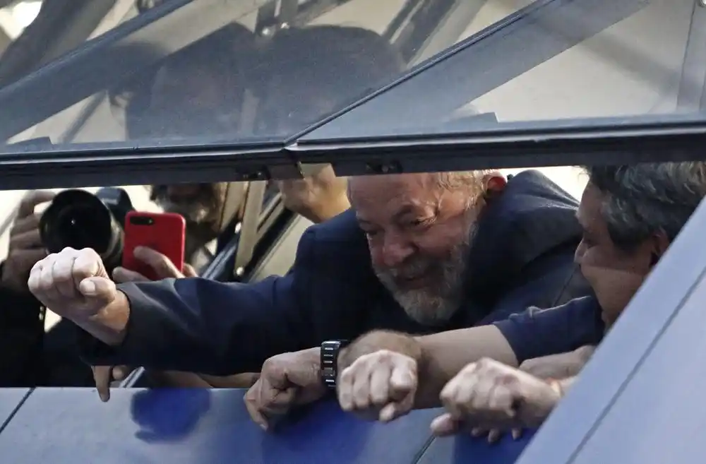 El expresidente Lula hizo caso omiso  del plazo para entregarse a la justicia