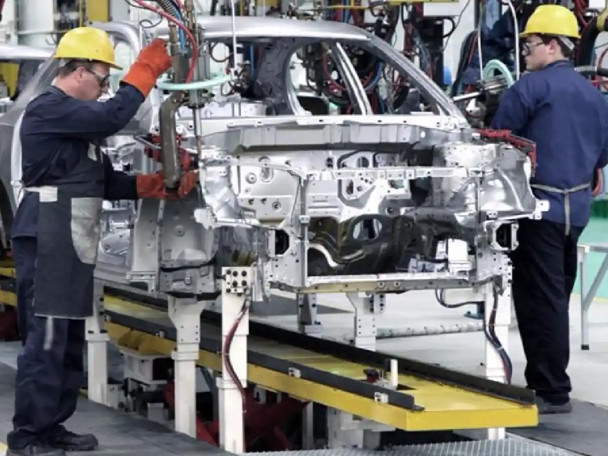 La producción de vehículos cayó en marzo 34,4% anual por el impacto del coronavirus