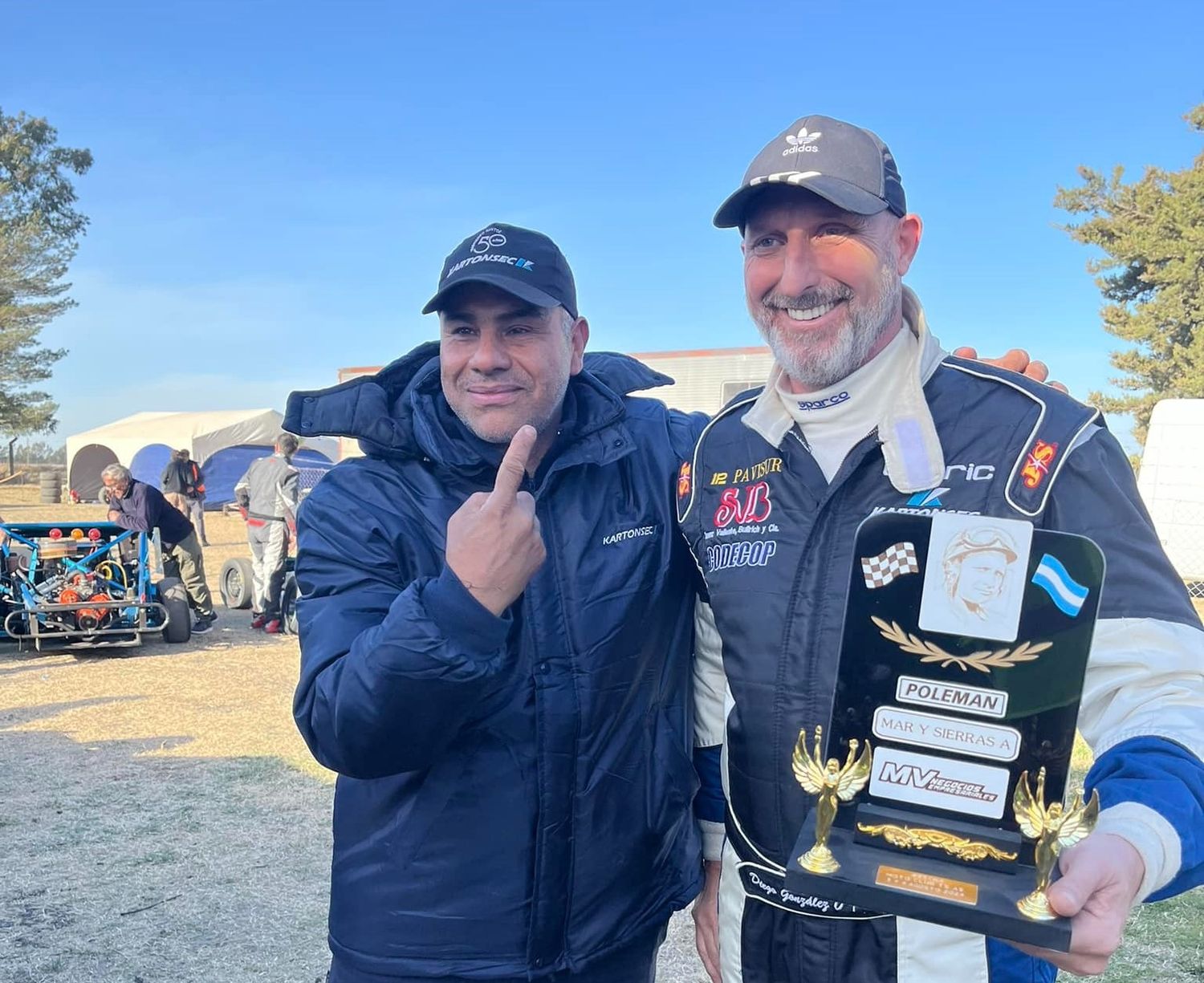 Diego González (Ford) celebra su primer puesto en la clasificación