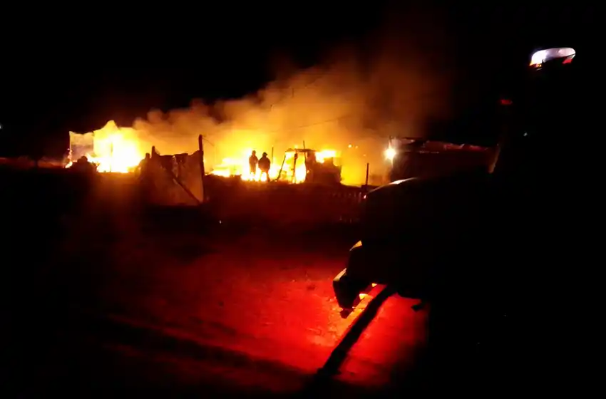 Se fue a dormir con una vela encendida, y ardió su casilla y la del vecino