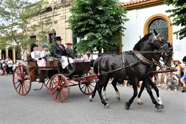 EL INTENDENTE ACOMPAÑÓ EL DESFILE: Agrupaciones tradicionalistas le dieron color a la calles de Chascomús