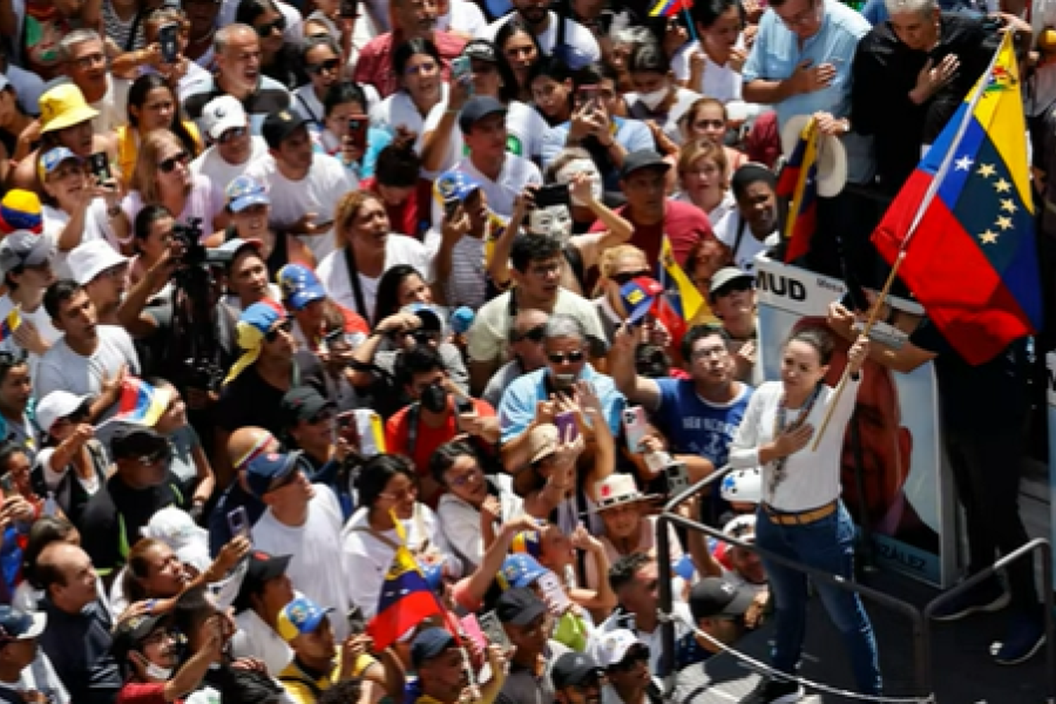 Masivas protestas en Venezuela contra Maduro en medio de tensión entre la policía y los manifestantes