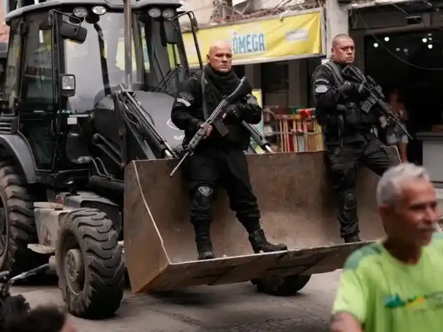 Agentes de la policía militar irrumpieron en dos de las principales favelas de Río de Janeiro con la declarada intención de hacer cumplir 100 órdenes de captura.