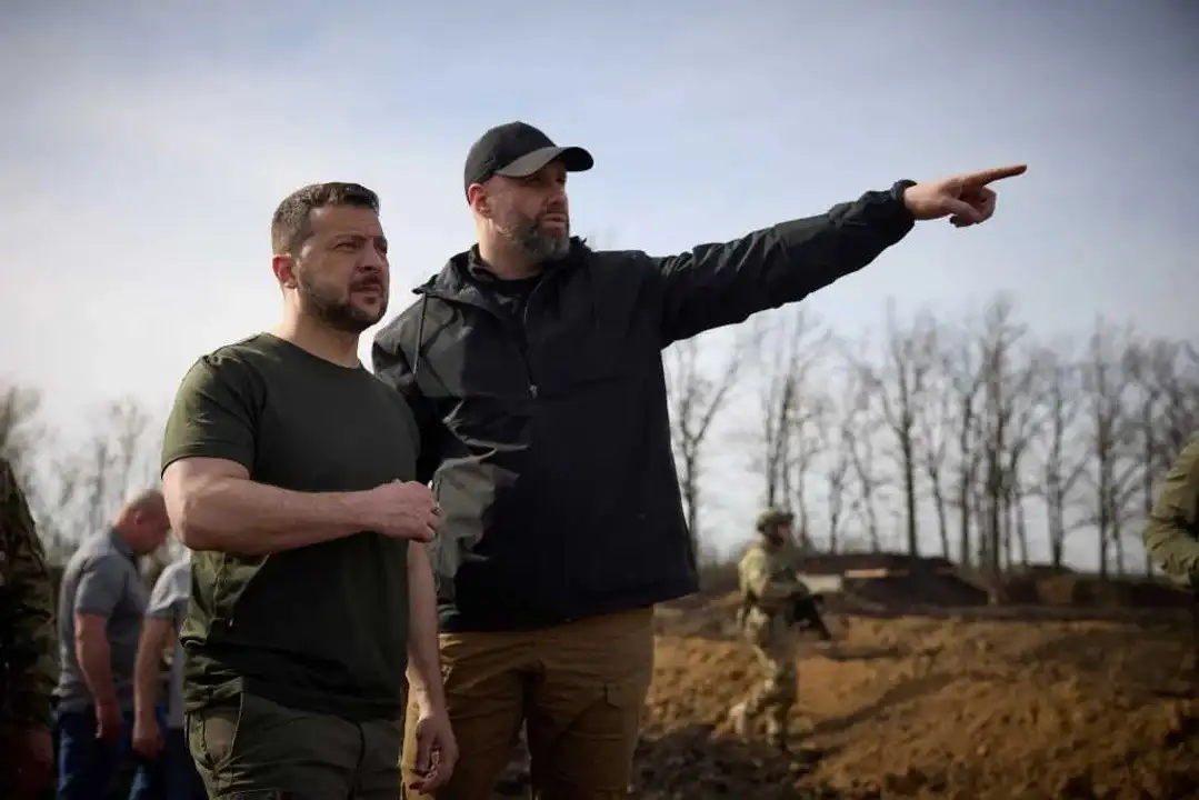 Volodímir Zelenskiy y el jefe de la administración militar regional de Kharkiv, Oleh Syniehubov.