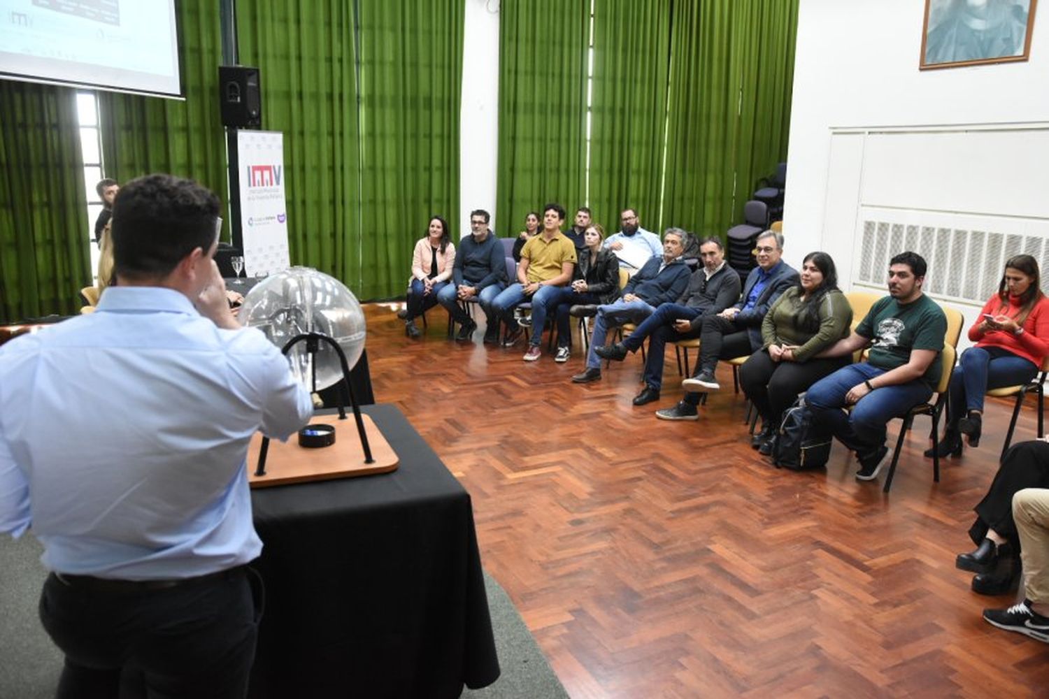 Se trata de los 4 dúplex ubicados en barrio Mora.
</p><p>El  sorteo fue presidido por el escribano Pedro Eguiazu.