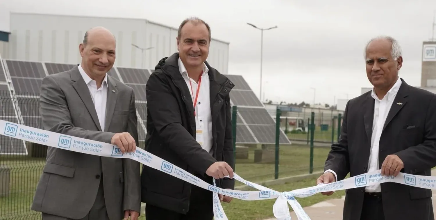 Claudio Vulcano, director de Manufactura de GM Argentina; Carlos Pighin, presidente comunal de Alvear y José Cammillieri, vicepresidente de GM Argentina, en el corte de cintas..