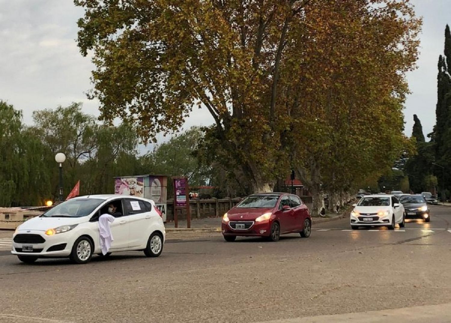 La caravana de autos en la costanera de Gualeguaychú 