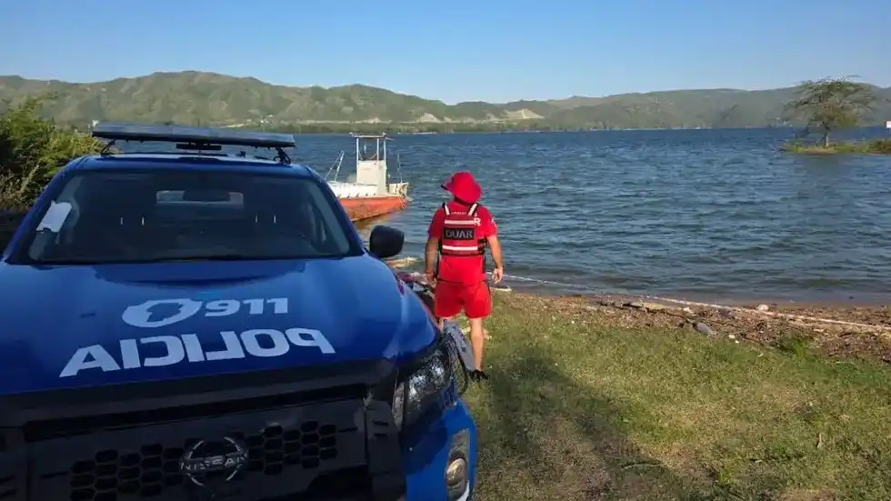 Tragedia en el Lago San Roque: falleció un hombre tras el vuelco de una lancha