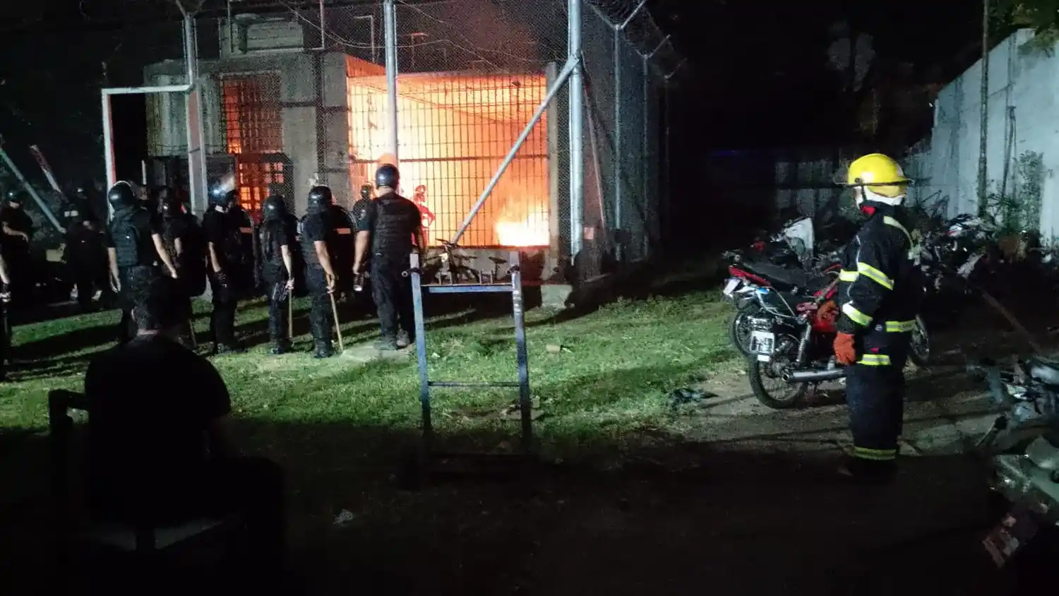 Motín con incendio en una comisaría de Granadero Baigorria: reclusos recibieron asistencia por inhalación de humo