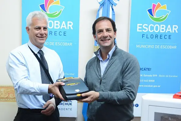 Escobar recibió un desfibrilador para atender casos de muerte súbita