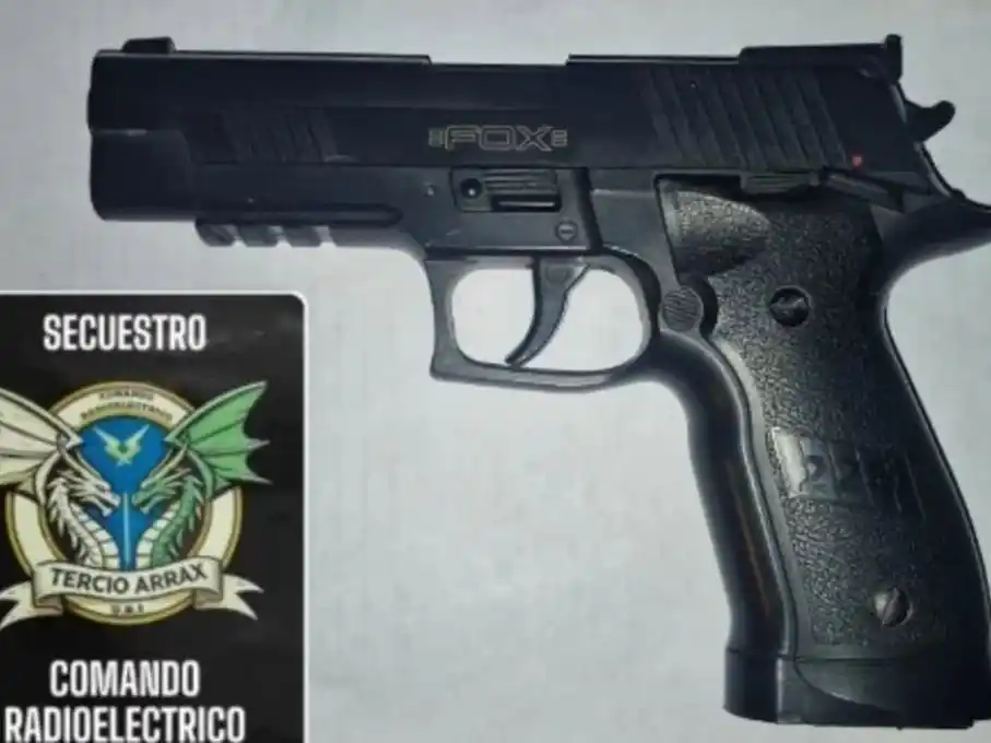 Durante la requisa a los delincuentes los uniformados hallaron entre sus pertenencias una réplica de arma de fuego.