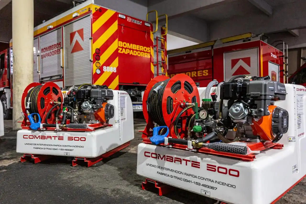 Los equipos entregados por la provincia a los bomberos zapadores.