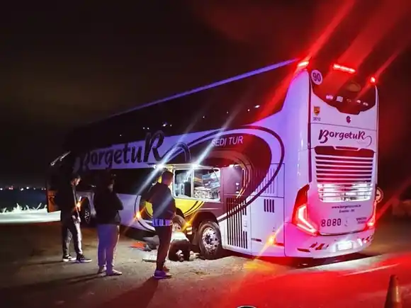 Colectivo brasileño quedó varado en la Autovía 18 y debió ser asistido por la Policía