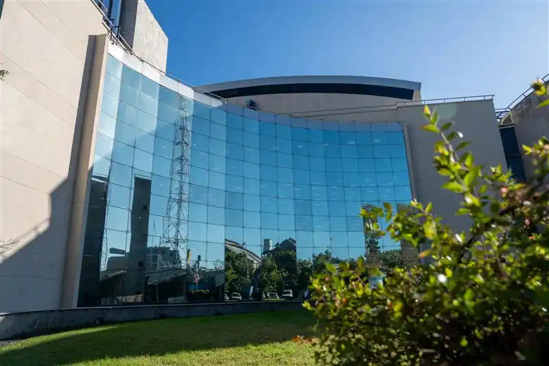 Sede central de Metrogas en Buenos Aires, símbolo de la renovación arquitectónica y tecnológica de la compañía.