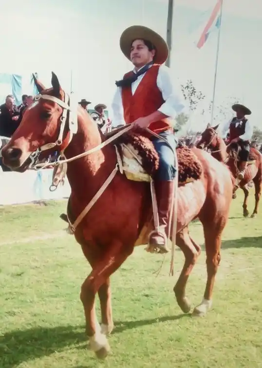 Julio Gallardo, el artesano criollo que viste a los campesinos a caballo
