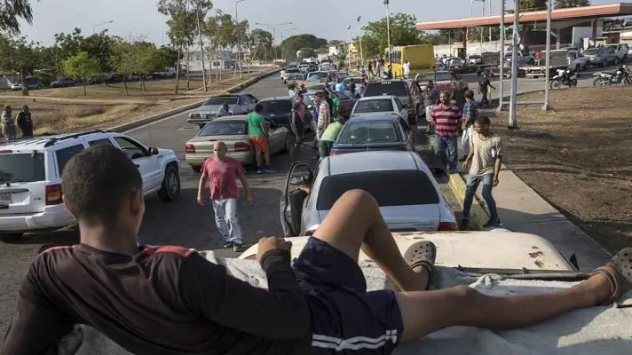 GASOLINA ESCASA estimula el mercado negro en el interior del país