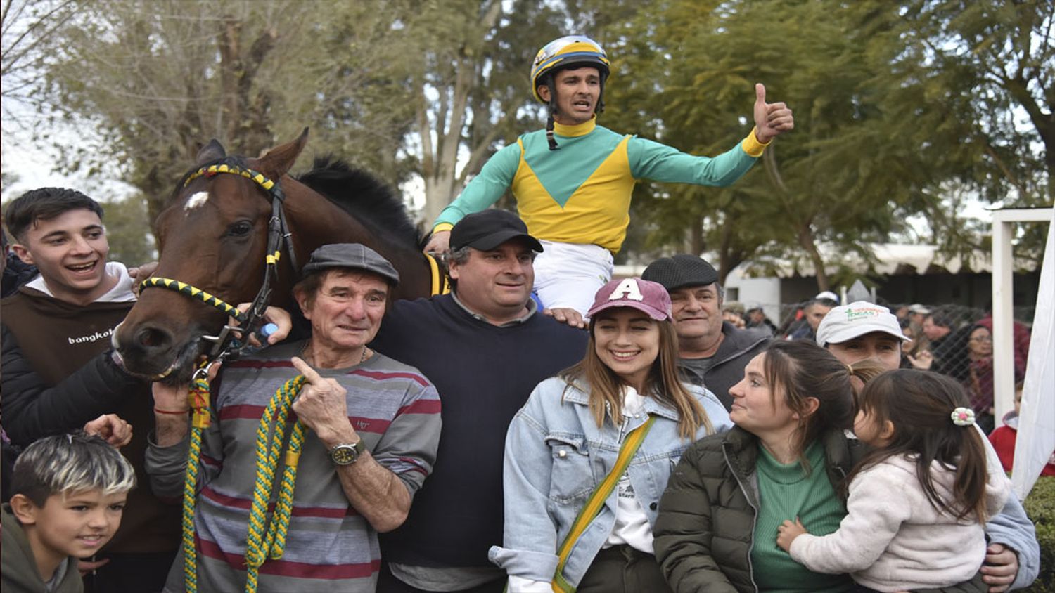 El festejo del jockey Hugo Alegre y su gente