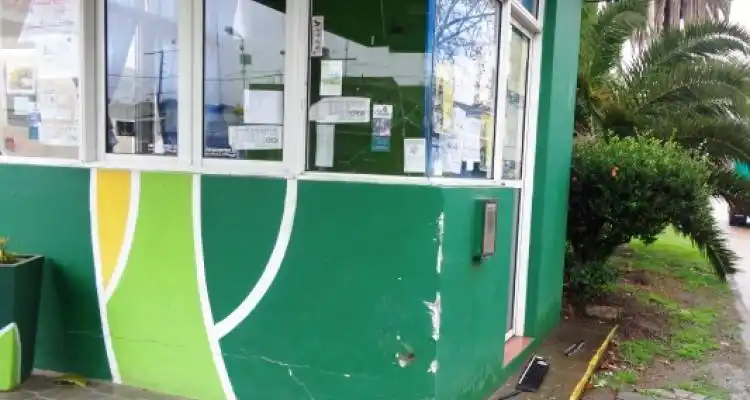 Conductor de un Renault 18 chocó contra la casilla de turismo de 3 de Febrero y Mitre