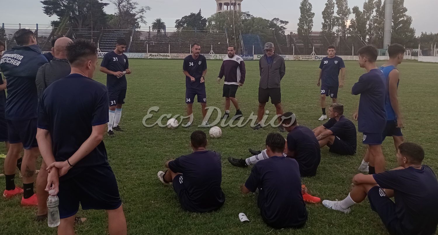 Leonardo Acquisto junto a su cuerpo técnico y el plantel