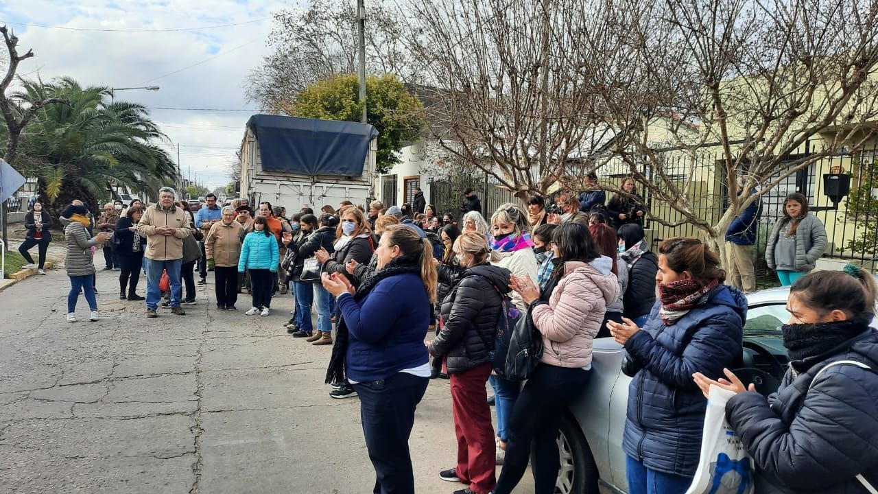 Jardín Belén: con un abrazo simbólico, hubo respaldo a las docentes y reclamo de justicia