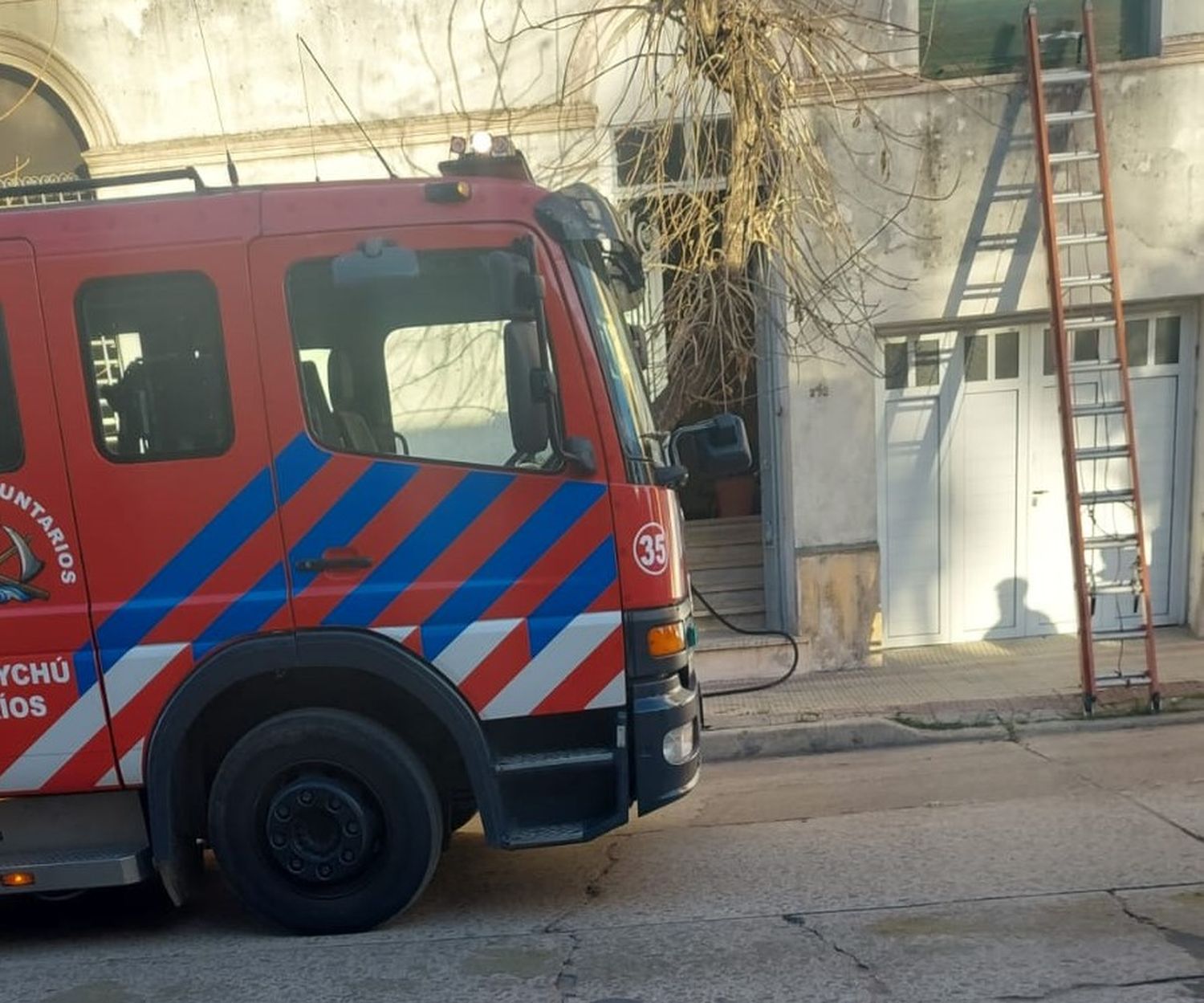 Se incendió parte de una vivienda céntrica: los Bomberos sofocaron el siniestro