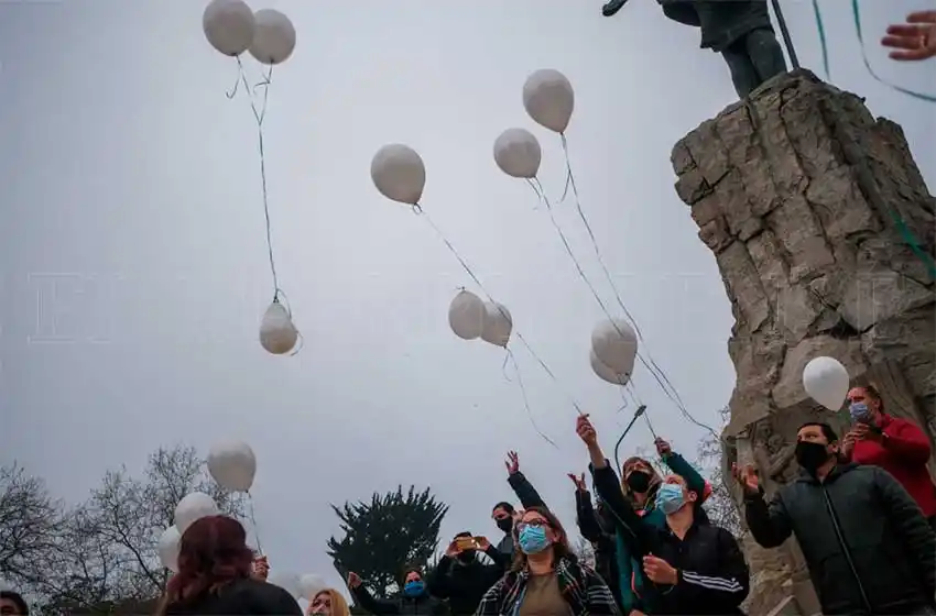 Suelta de globos por María del Rosario, la enfermera con COVID-19 que murió tras el alta