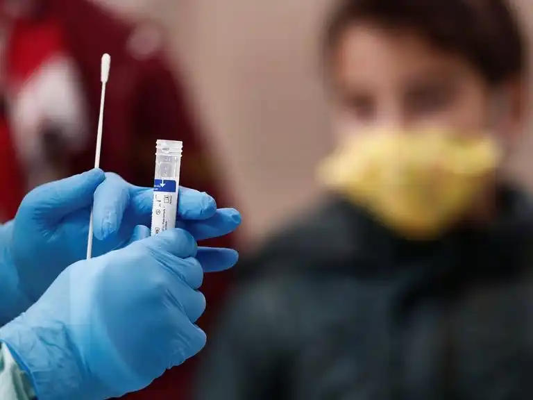 Fatiga, dificultades para dormir, ansiedad, los síntomas que deja el virus en recuperados 