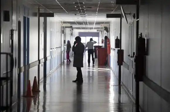 Cobro a extranjeros en hospitales: advierten que es una "medida regresiva" y pone en riesgo a "toda la población"