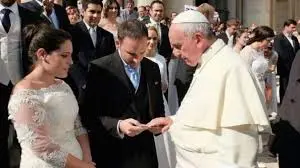 San Valentín: "No tengan miedo a casarse, unidos serán felices", dijo Francisco