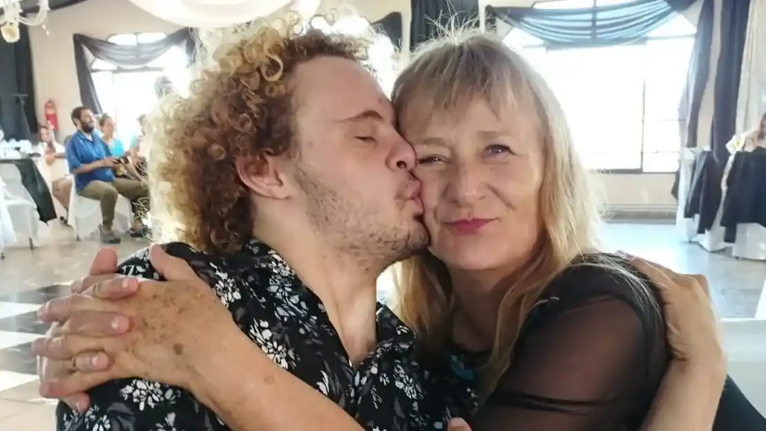 Nadador. Ana Schenk junto a su hijo Nicolás Améndola