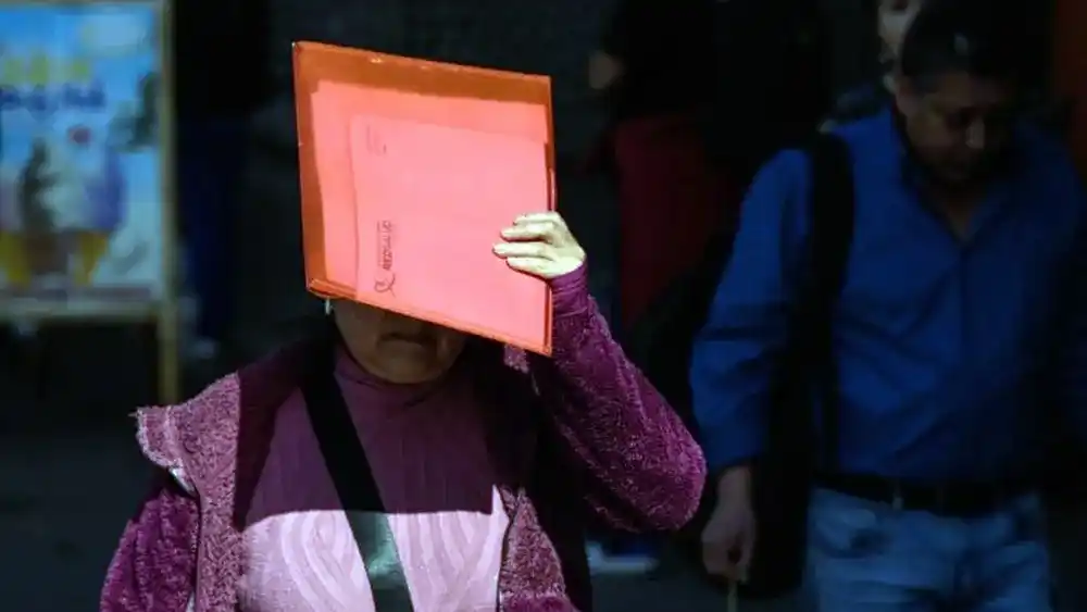 Una mujer se protege del sol durante una ola de calor. (Agencia Xinhua)