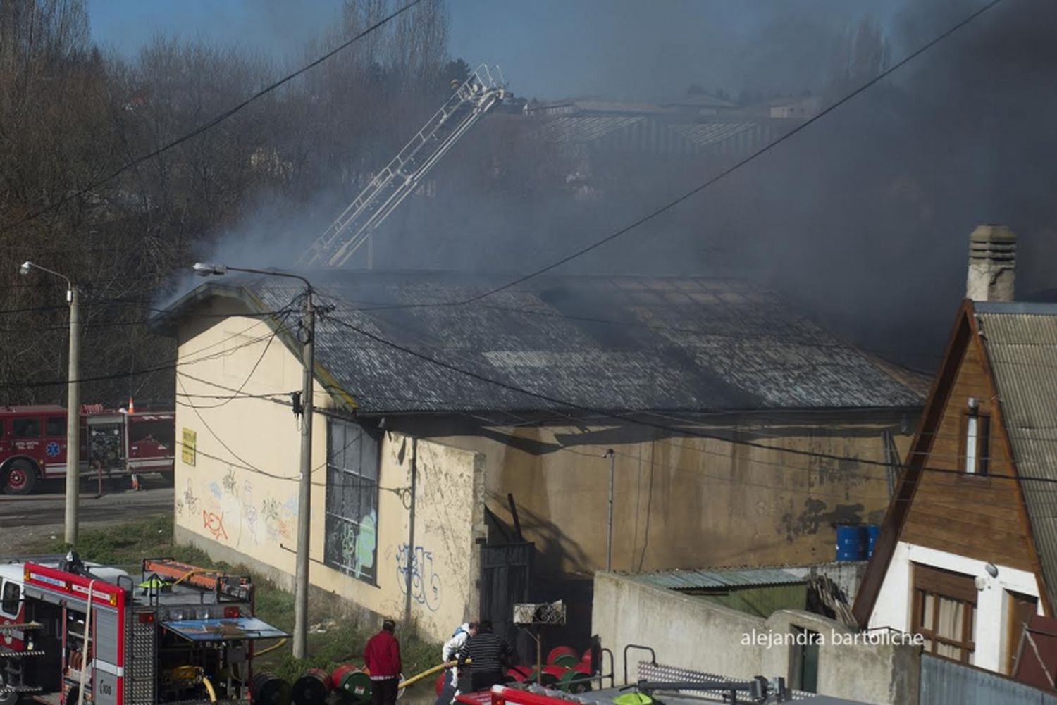 Gran temor en Bariloche por el incendio de un lubricentro