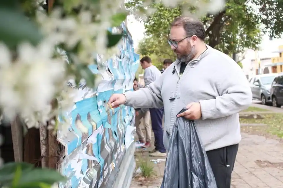 San Nicolás: Partido opositor perdió la elección pero salió a limpiar la ciudad de afiches