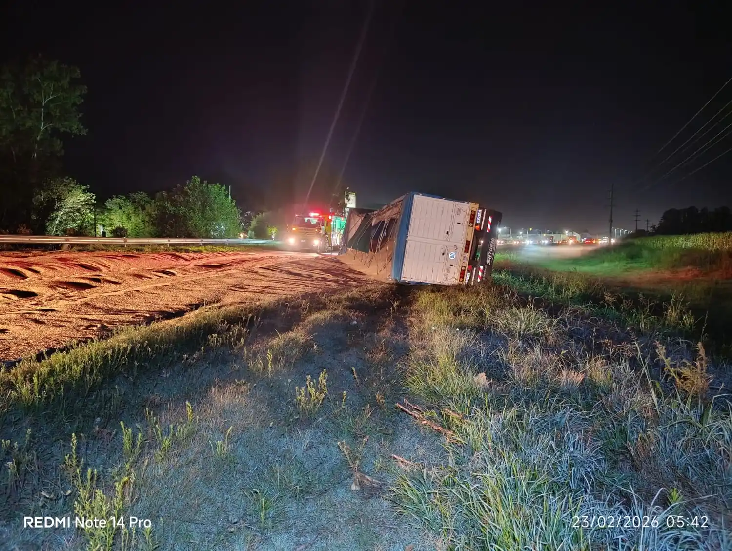 El chofer del camión resultó ileso.